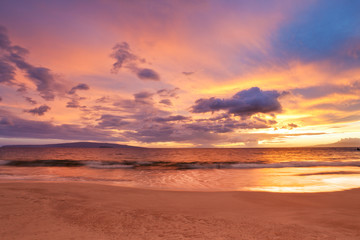 Fototapeta na wymiar Zachód słońca na plaży Hawaii
