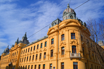 Obraz premium beautiful yellow building in zagreb