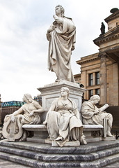 Obraz premium Schiller Denkmal in Berlin auf dem Gendarmenmarkt