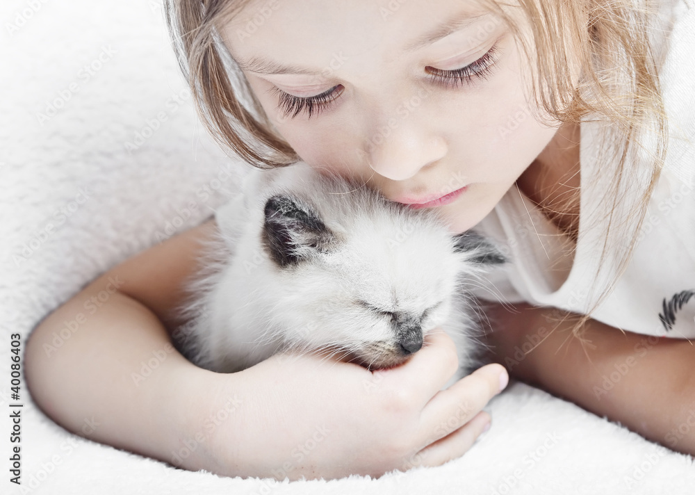 Wall mural girl and kitten