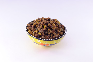 Перга в тарелке изолировано на белом фоне