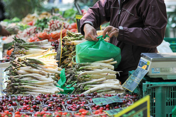 transaction étalage fruit et légume du marché