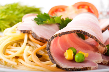 Bacon and spaghetti with tomatoes, peas and corn