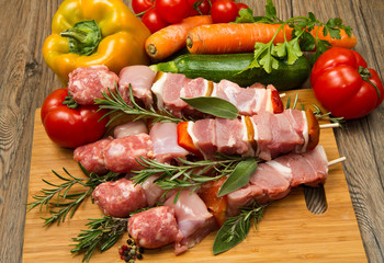spiedini di carne con verdure