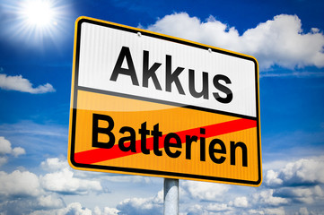 Ortseingangsschild mit Akkus und Batterien
