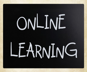 "Online Learning" handwritten with white chalk on a blackboard
