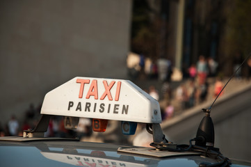 taxi parisien trocadéro - obrazy, fototapety, plakaty