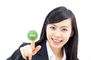 スタートボタンを押す女性