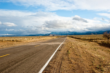 Fototapeta na wymiar Długa droga w Pustynnej Burzy