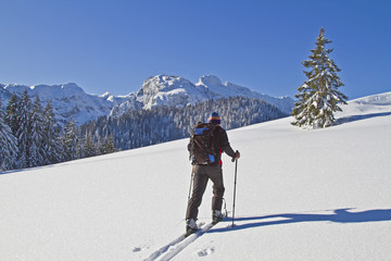 Fototapeta na wymiar Skitourengeher beim Aufstieg