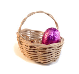 panier en osier et son oeuf de pâques