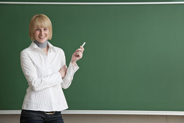 Lehrerin vor der Schultafel.