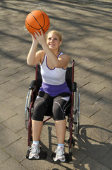 Rollstuhlfahrerin beim Sport