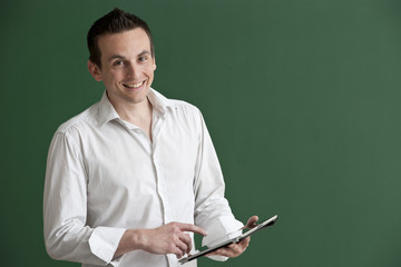 Lehrer mit Tablett PC