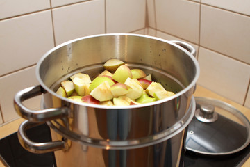 Dampfentsafter steht auf dem Herd