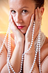 Mujer joven con perlas