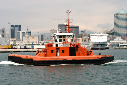 barca rimorchiatore nel porto della citt&agrave; di Genova
