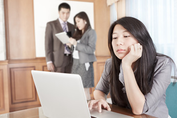 Fototapeta na wymiar Azjatycki businesswoman w biurze
