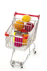 Einkaufswagen mit Dosen und Früchten