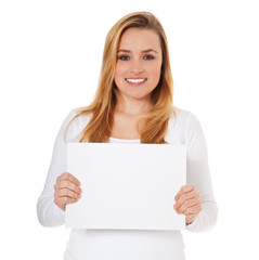 Attraktive junge Frau h&auml;lt wei&szlig;es Schild