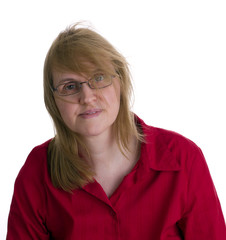 Frau mit Brille und vom Wind zerzausten Haaren