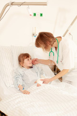 Krankenschwester tröstet Kind