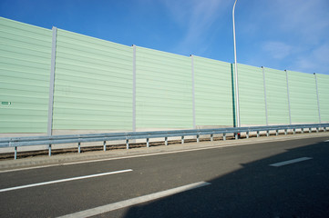 Fototapeta na wymiar Wall bariera hałasu na autostradzie
