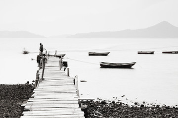 Eenzame pier langs de kust, beeld met lage verzadiging.