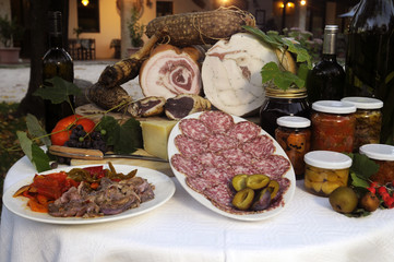 咸肉和腌菜 Salumi e sottaceti Charcuteries et des cornichons