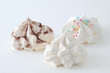 Tre meringhe su sfondo bianco