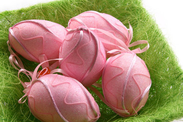 Różowe jajka w zilonym koszyczku