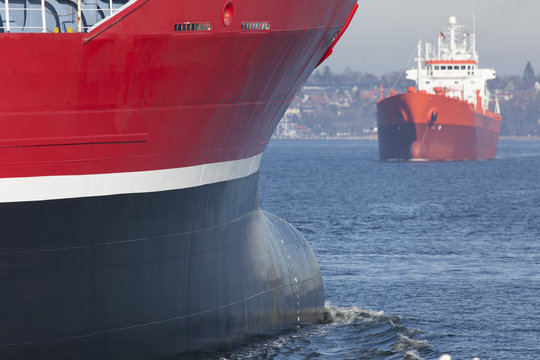 Frachtschiff verläßt den Nord-Ostsee-Kanal in Kiel