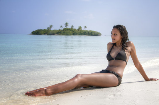 Sexy pretty young girl lying on the beach (Maldives / Malediven)