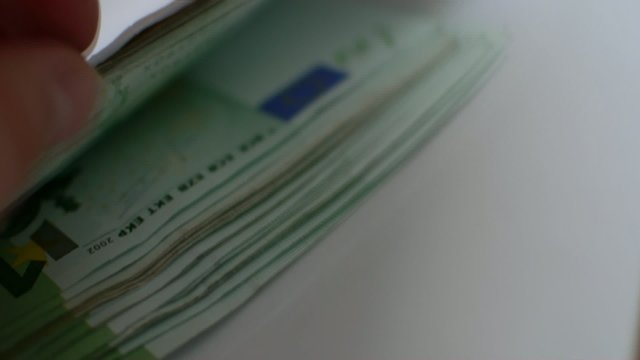 Briefumschlag mit 100 Euro Geldscheinen