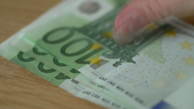 Euro Geldscheine auf dem Tisch werden gez&auml;hlt
