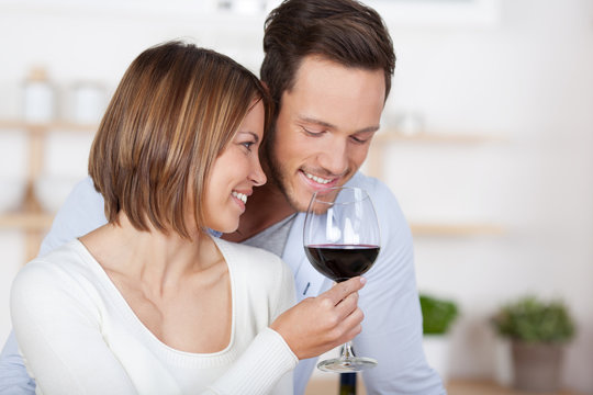 glückliches paar mit einem glas rotwein