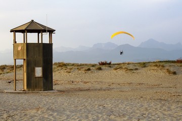 Paramotore sulla spiaggia
