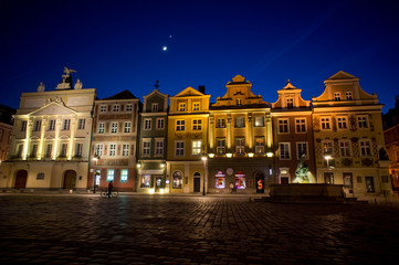 Kamienice i księżyc na Starym Rynku w Poznaniu 2