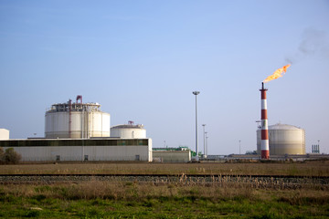 Fototapeta na wymiar gaz rafineryjny z silosu i komina