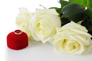 Fototapeta premium White roses and wedding ring