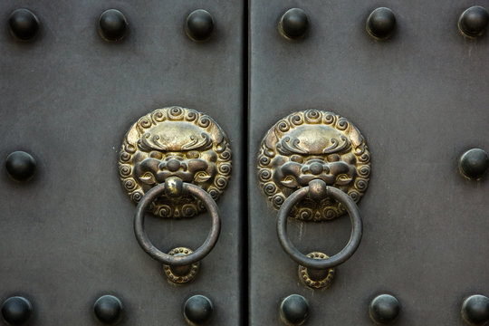 Fototapeta old Chinese door handle