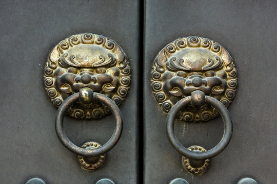 Fototapeta old Chinese door handle