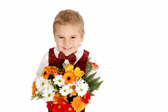 Hübscher Junge mit Blumenstrauß