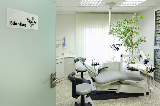Eingangstür in das helle freundliche Behandlungszimmer Zahnarzt