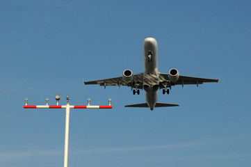 Obraz na płótnie Canvas Samolot tuż przed lądowaniem