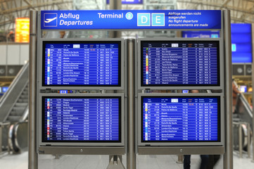 Abflugtafel am Frankfurter Flughafen.