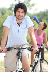 Obraz premium Couple on bicycle