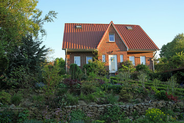 Wohnhaus mit schönem Garten