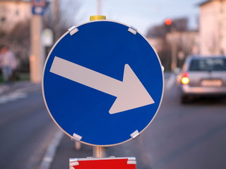 Verkehrsschild vorgeschriebene Fahrtrichtung