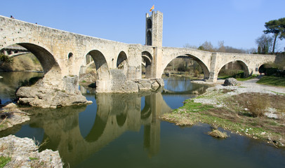 Fototapeta na wymiar Romanesque bridge in the medieval village of Besalu
